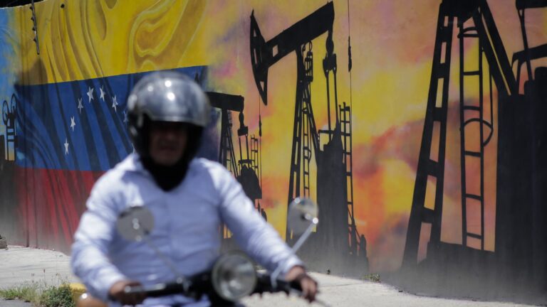 Oil sales from Venezuela to continue indefinitely, sanctions will be reduced, sources say