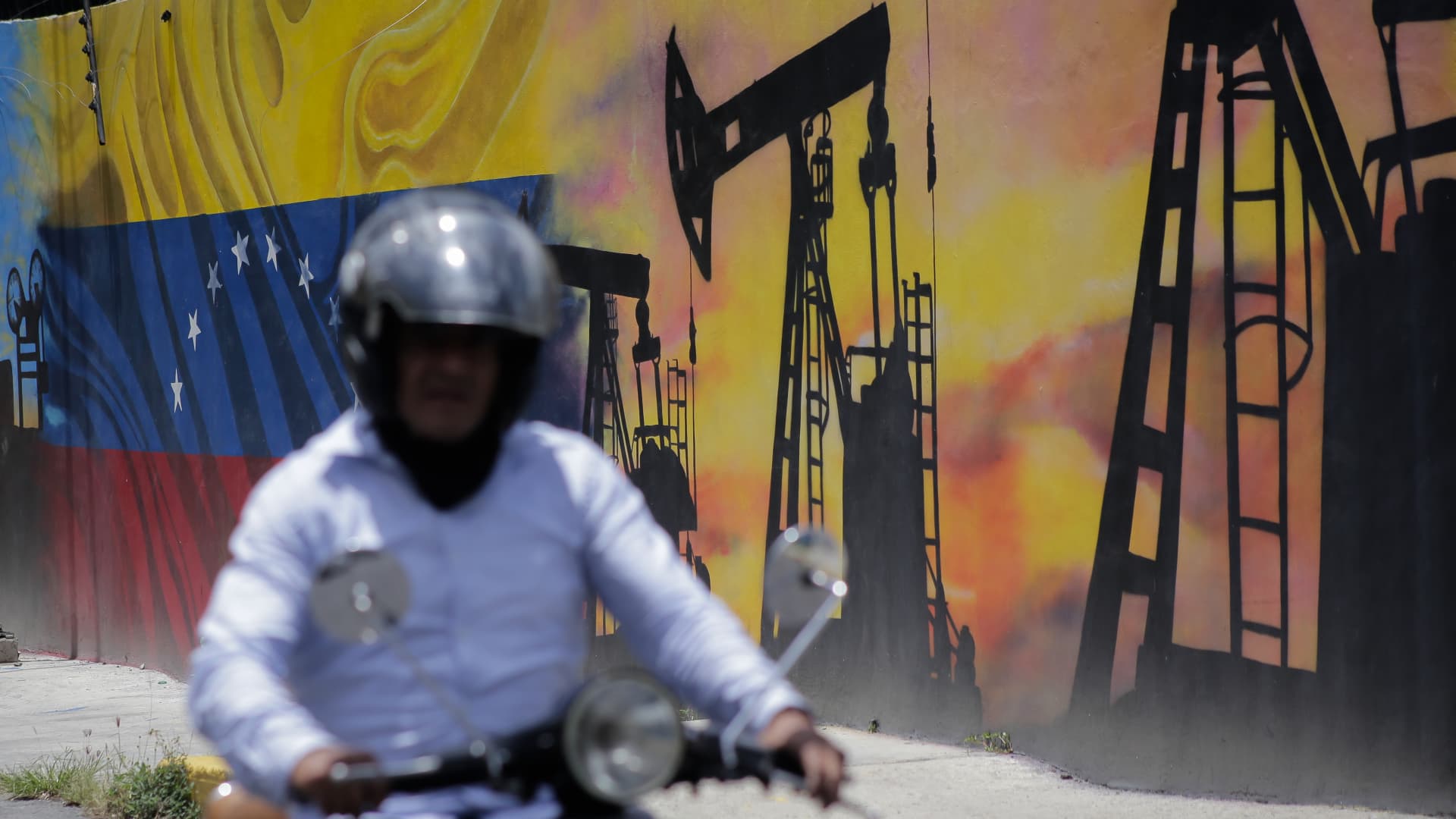 Oil sales from Venezuela to continue indefinitely, sanctions will be reduced, sources say