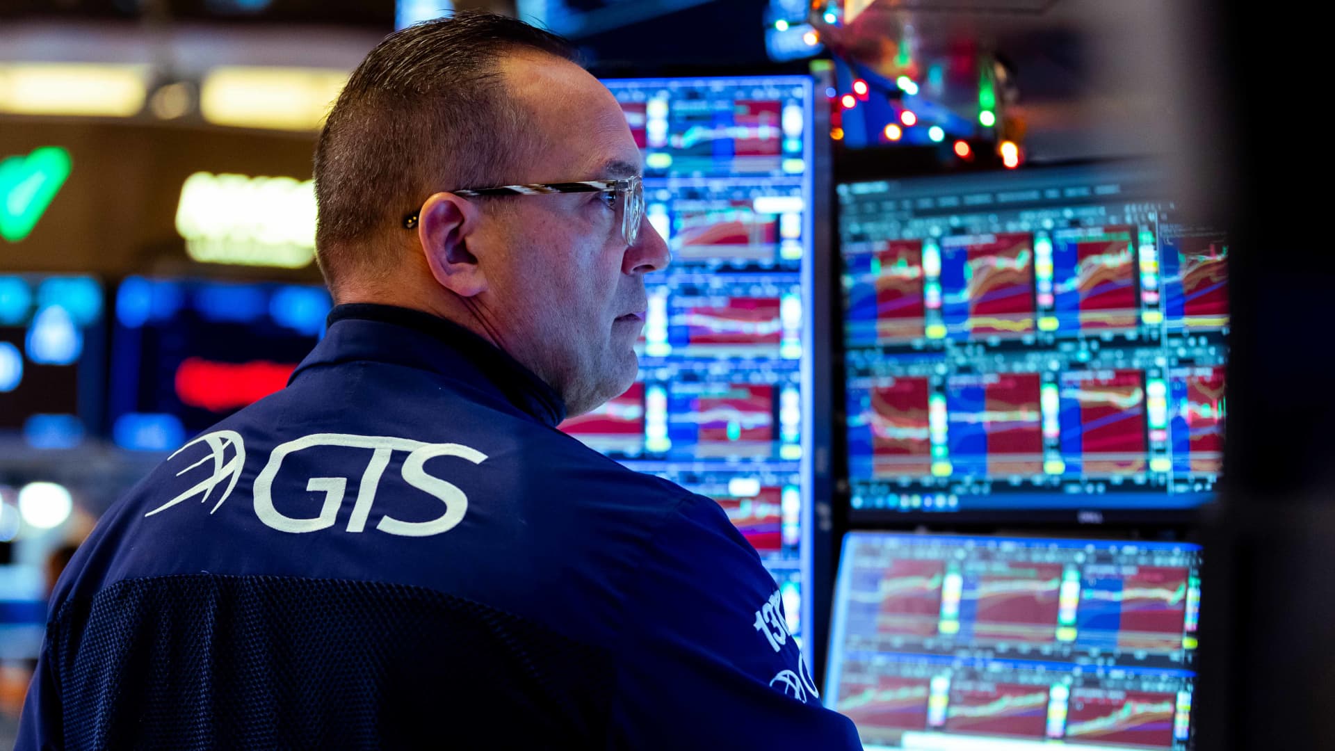 Stock futures lose ground as traders look ahead to more bank earnings: Live updates