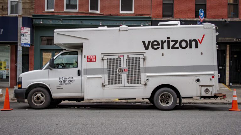 Verizon's network down for tens of thousands of users in US, Downdetector shows