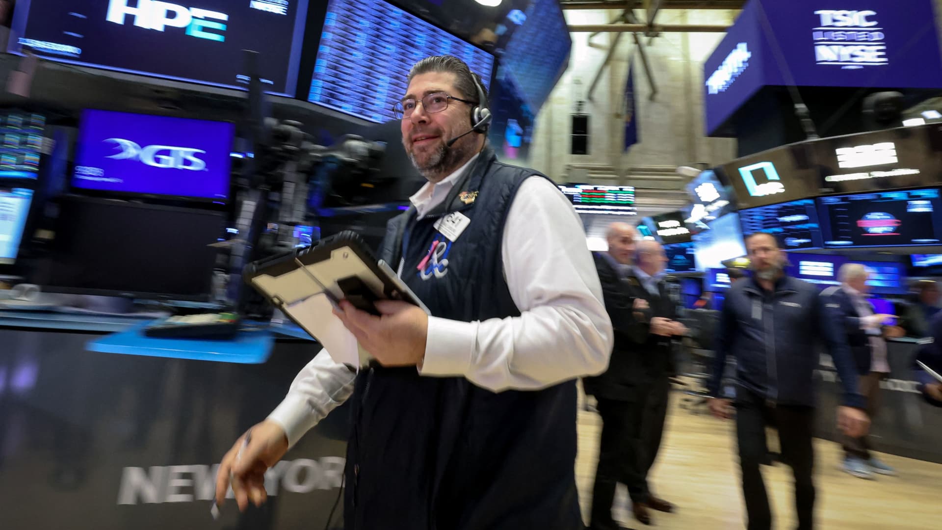 Big earnings reports and worries around the interest rate outlook could sway markets next week