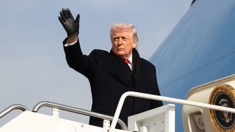 Trump's plane lands safely after 'minor electrical issue,' Davos trip to continue