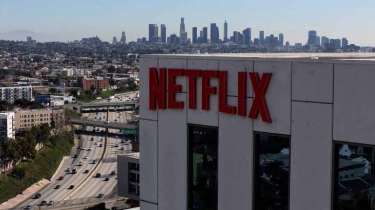 Stocks making the biggest moves premarket: Netflix, United Airlines, Kraft Heinz & more