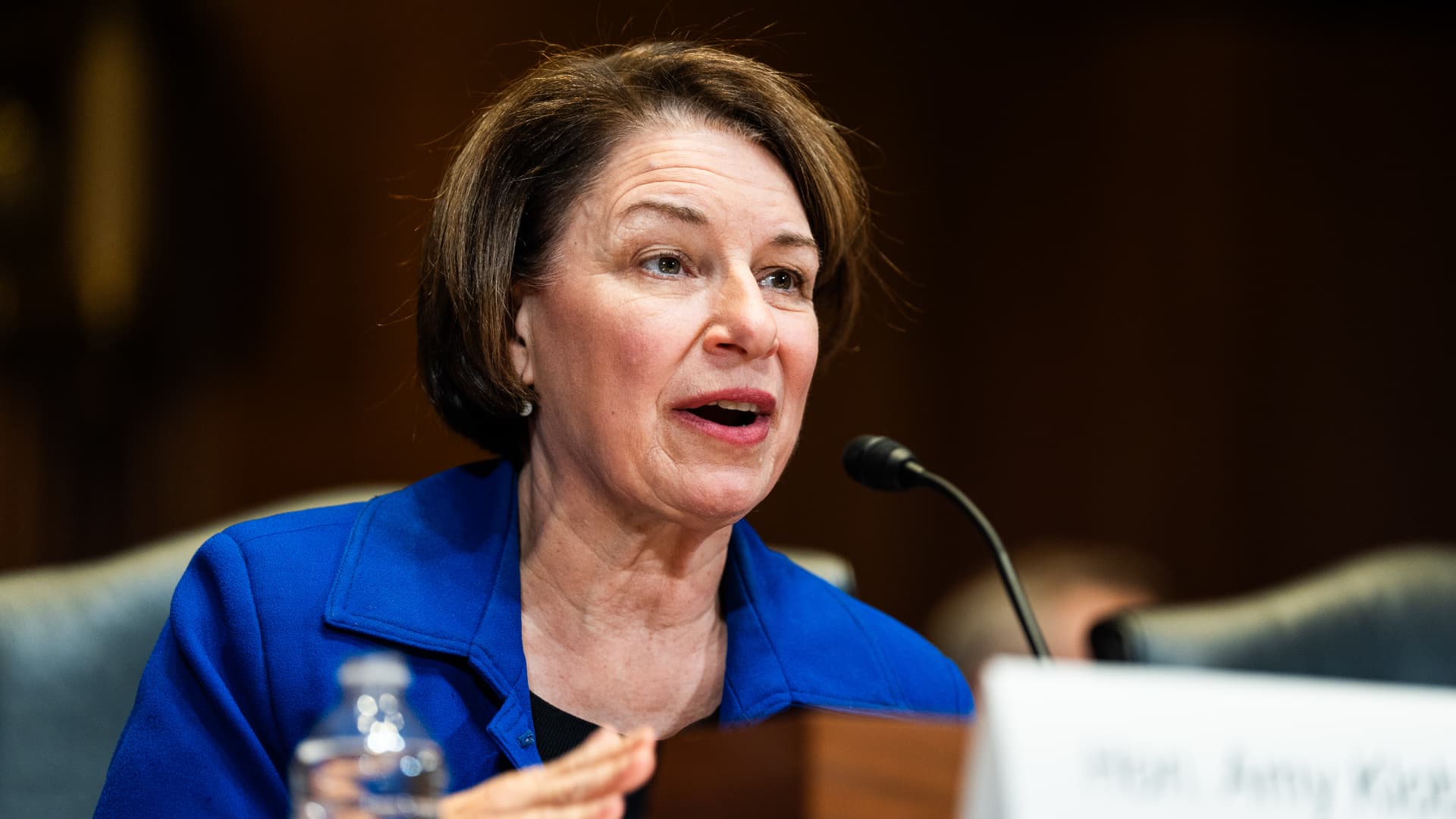 Democratic Sen. Klobuchar says she's running for Minnesota governor after Gov. Walz dropped out