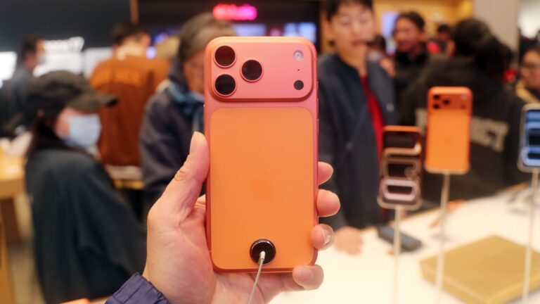 Apple’s iPhone sales surge gives analysts something to cheer, but memory concerns weigh on outlooks