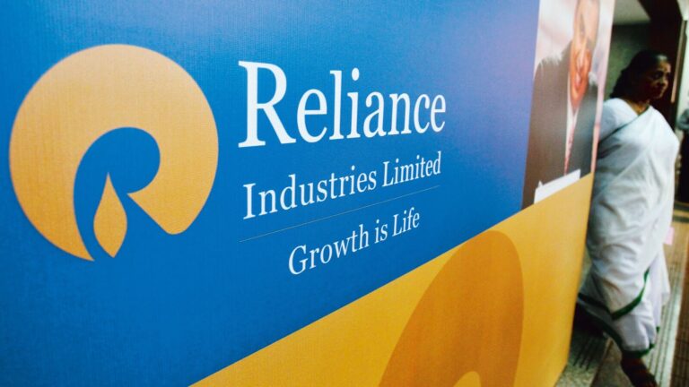 Reliance share price crashes 4%, extends fall to 2nd day amid US-Venezuela crisis— is it an opportunity to buy?