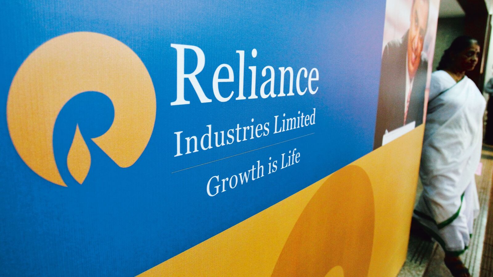 Reliance share price crashes 4%, extends fall to 2nd day amid US-Venezuela crisis— is it an opportunity to buy?