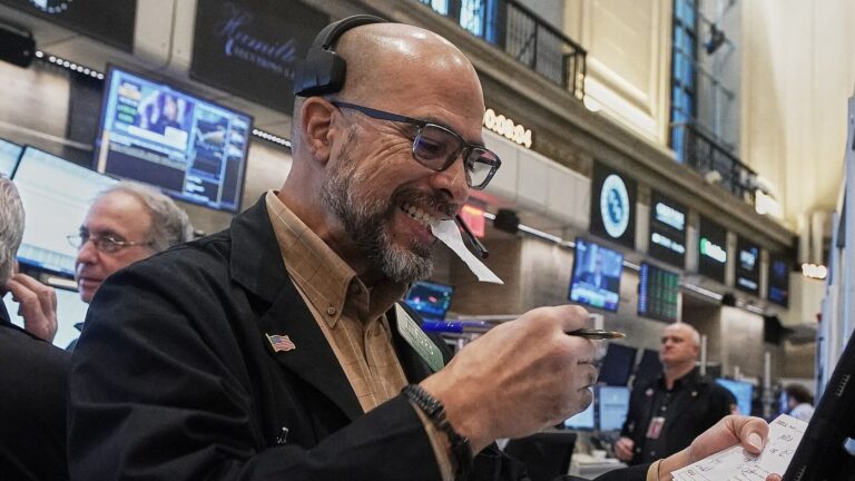 Wall Street dips on renewed concerns over Fed’s independence, Citi tumbles 3%, AmEx sheds 4%