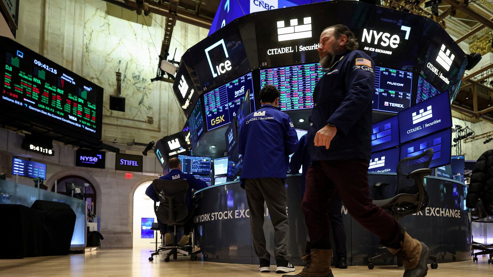 Wall Street mixed as investors assess fresh round of earnings
