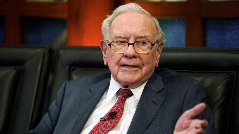 What are Warren Buffett's view on gold as precious metal drops below $4,900/oz: ‘I’ll take the farmland…’