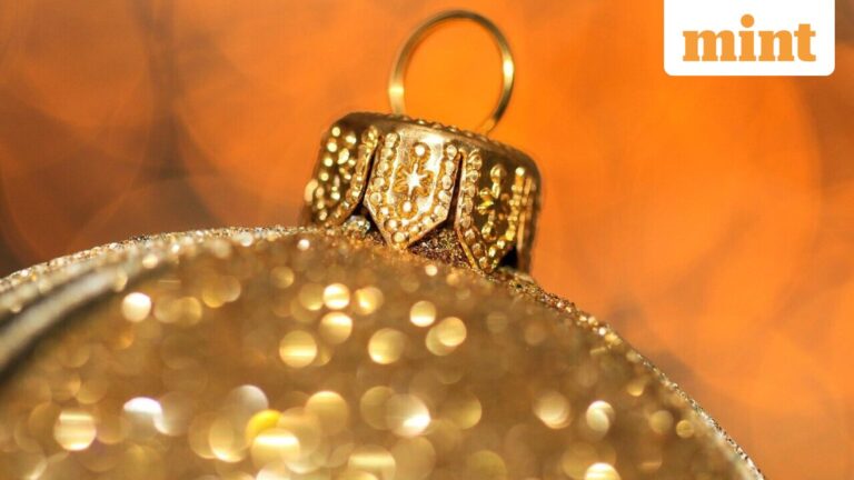 Gold rates today: MCX gold slips  ₹1,670 per 10g, silver crashes  ₹11,700 per kg on firm US dollar, profit taking