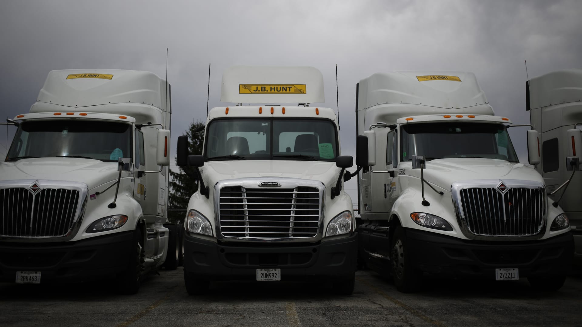 Trucking and logistics stocks drop on release of AI freight scaling tool