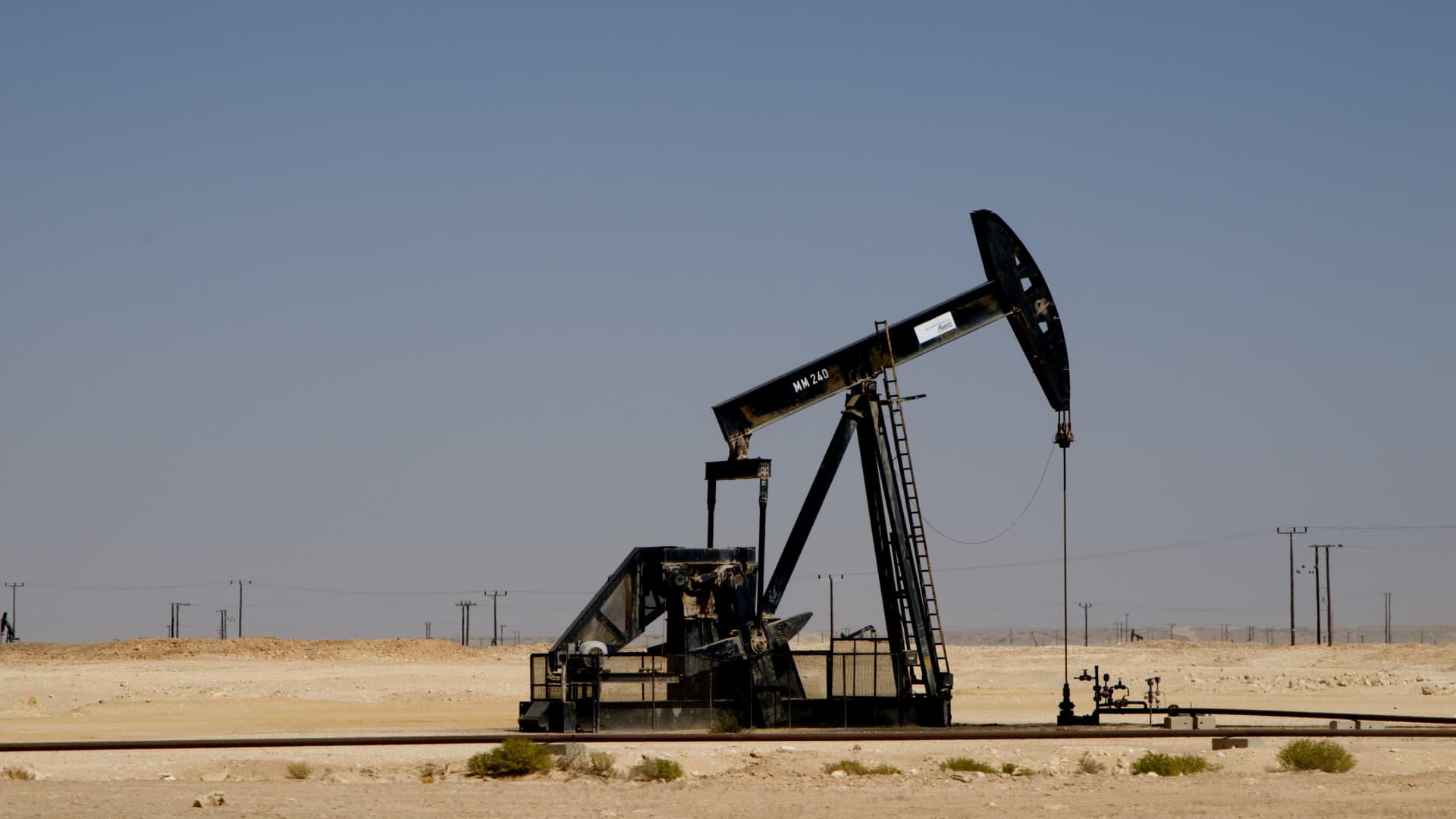 Oil drifts lower as traders weigh supply risks amid U.S.–Iran tensions