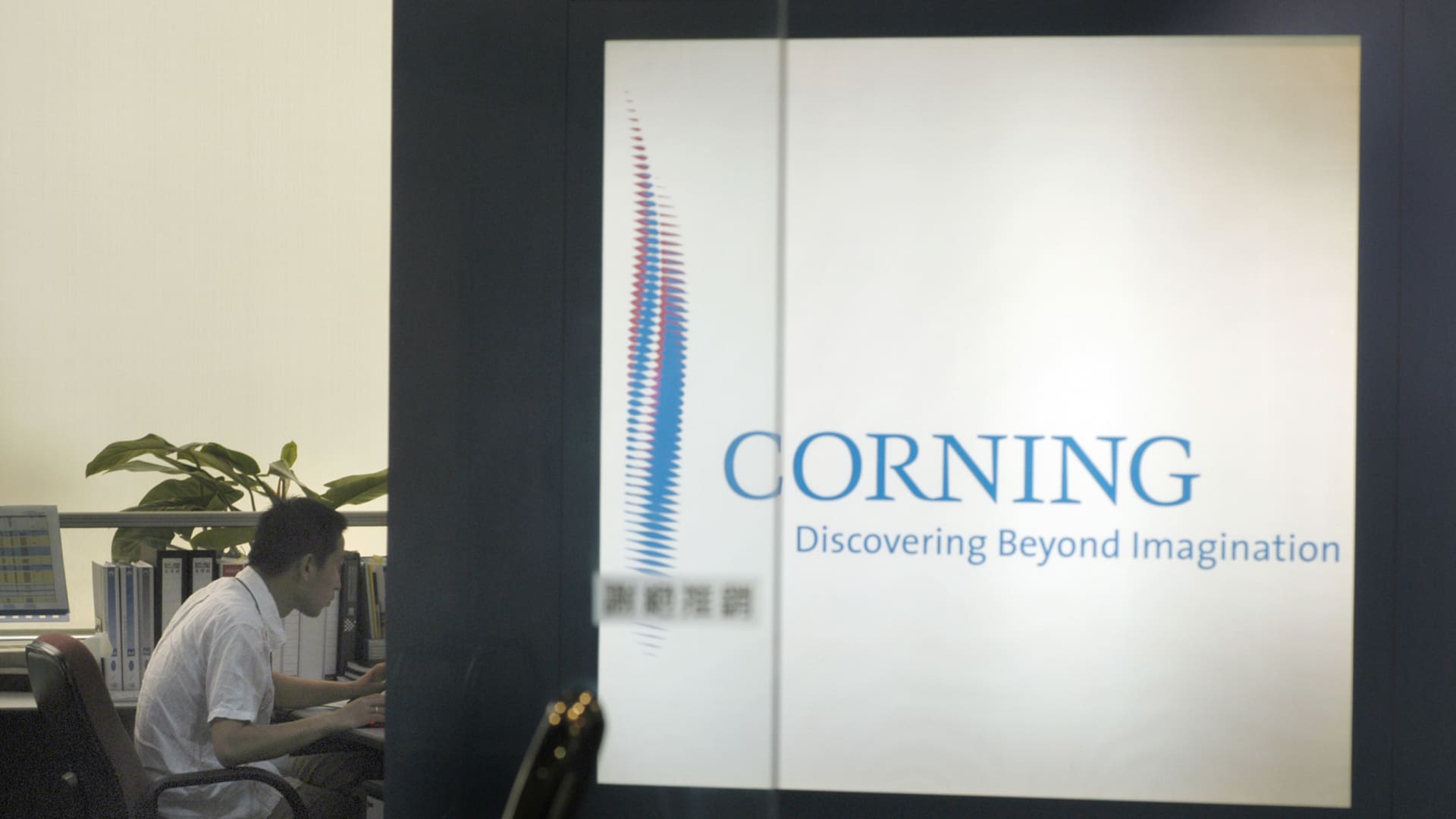 This ancillary AI stock hits another record high. How we're playing the rally