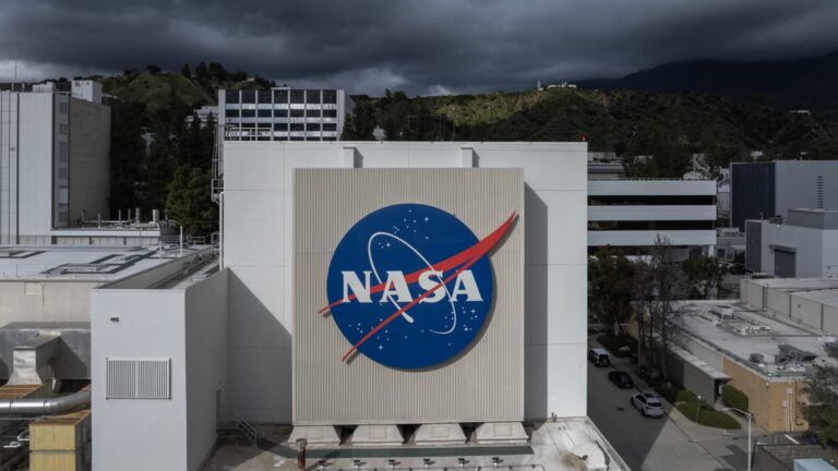 NASA delays astronauts' lunar trip until March after hydrogen leaks mar fueling test