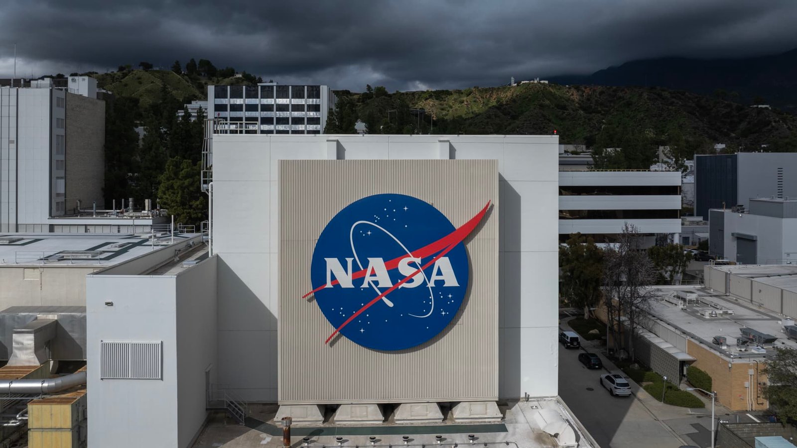 NASA delays astronauts' lunar trip until March after hydrogen leaks mar fueling test