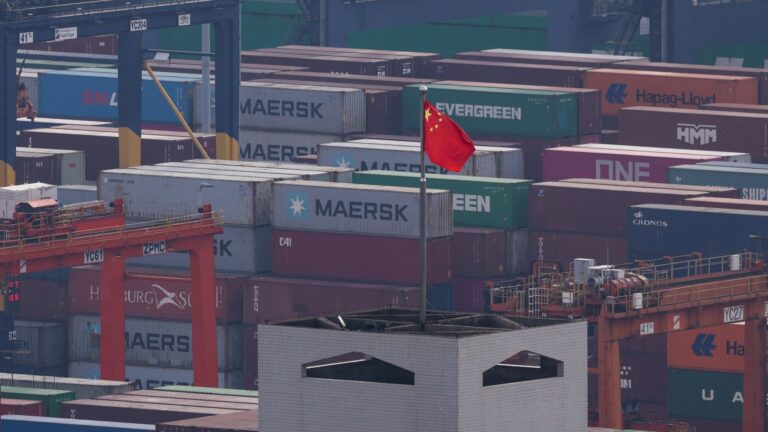 U.S. trade deficit totaled $901 billion in 2025 despite Trump's tariffs