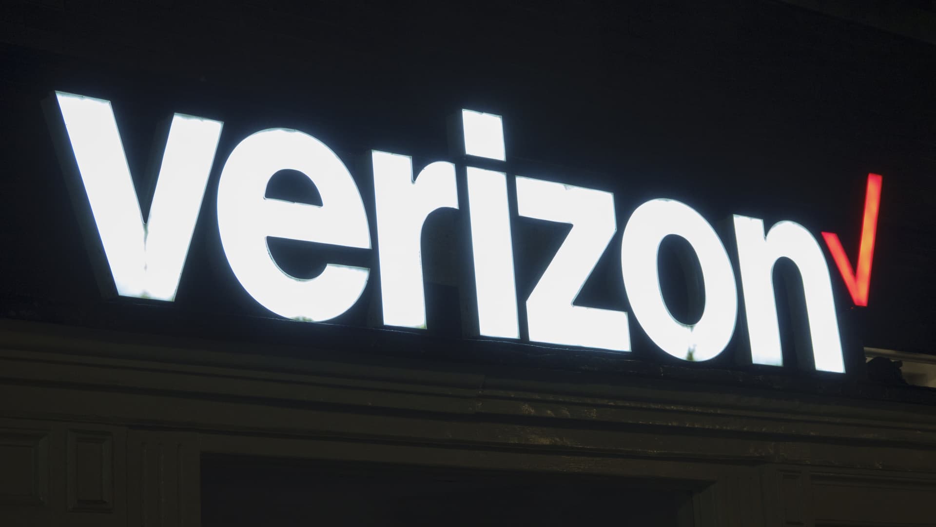 Anxious investors should buy these two telco stocks for safety, says analyst