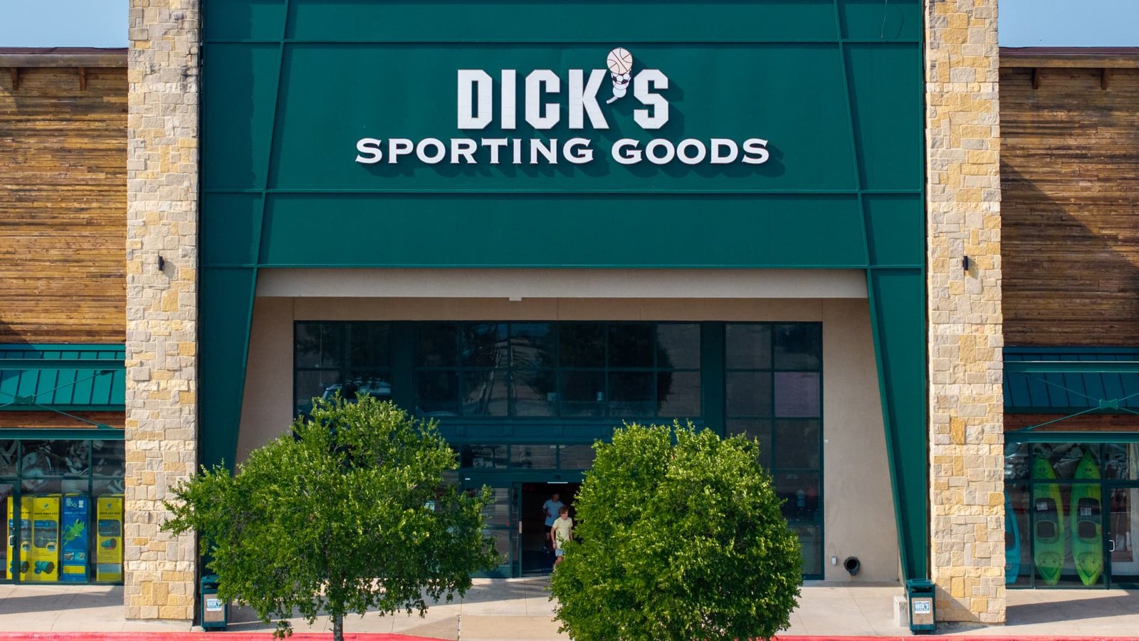 Baird upgrades Dick’s Sporting Goods on Foot Locker recovery and growing market share