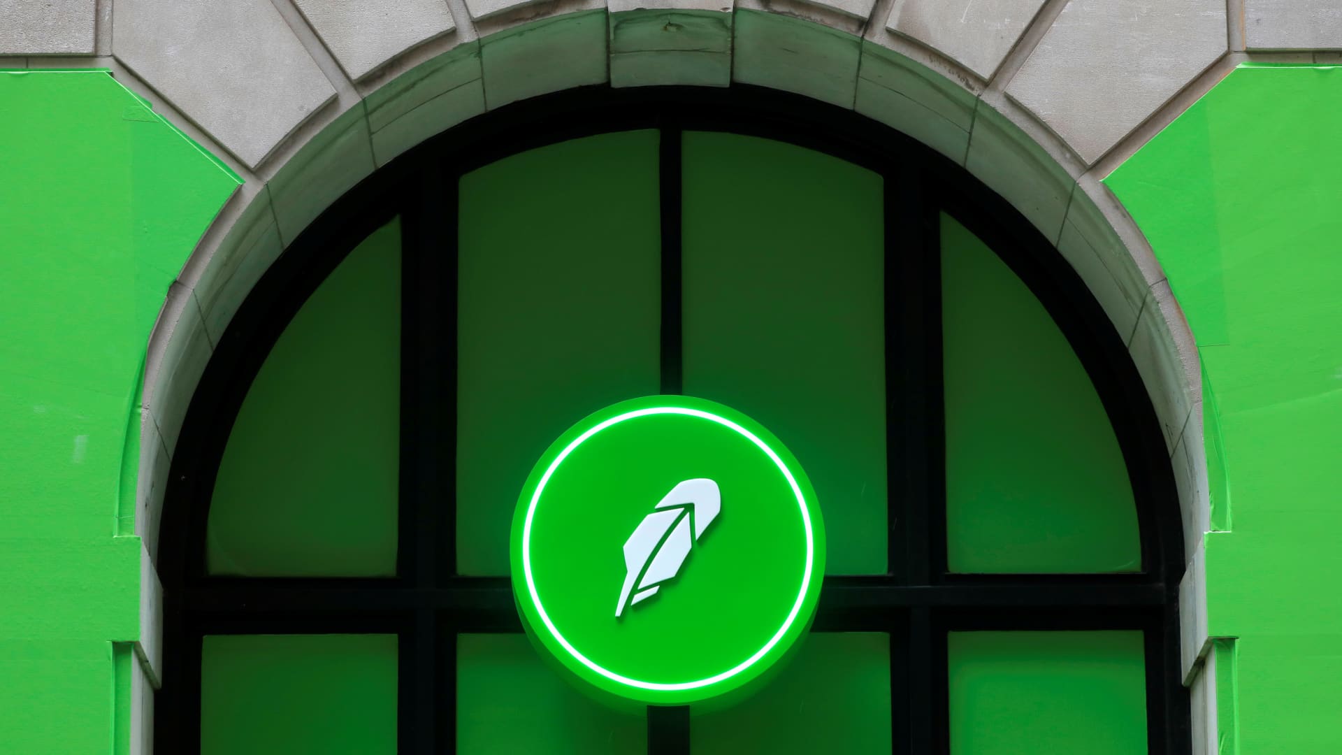 Robinhood has struggled amid big crypto declines. Trading the stock using this 'strangle' options strategy