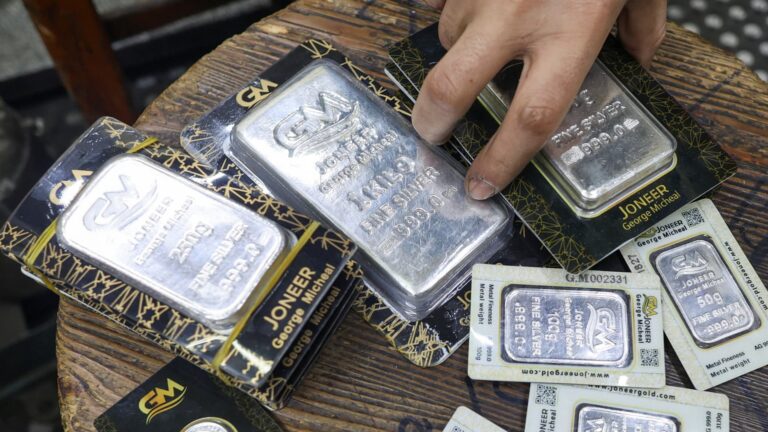 Silver's volatility has exceeded 100%. Where exactly is the bottom?