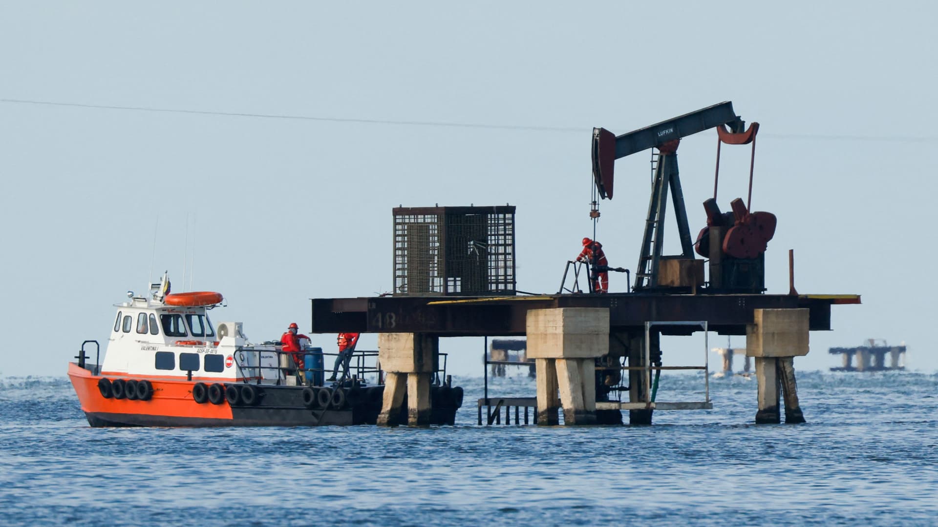 U.S. could issue general license for oil companies to produce in Venezuela this week, source says