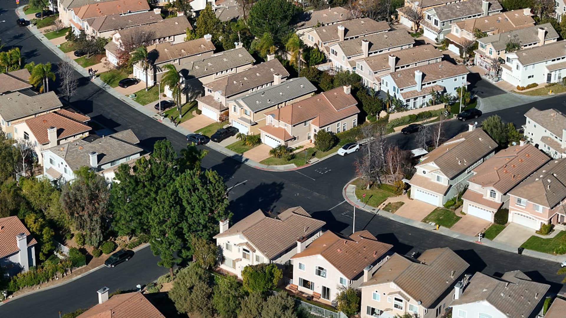 Mortgage rates just dropped below 6%, matching lowest level since 2022