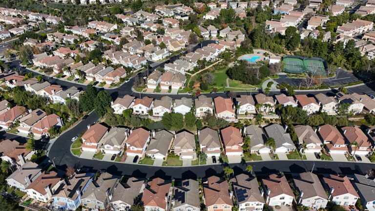 Mortgage rates sink to the lowest level in a month, sparking more refinance demand