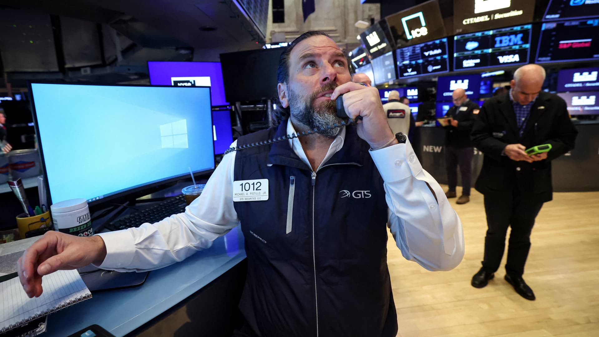 Top hyperscalers set to boost 2026 AI spending by 70% to $600 billion. How to play the spending boom now