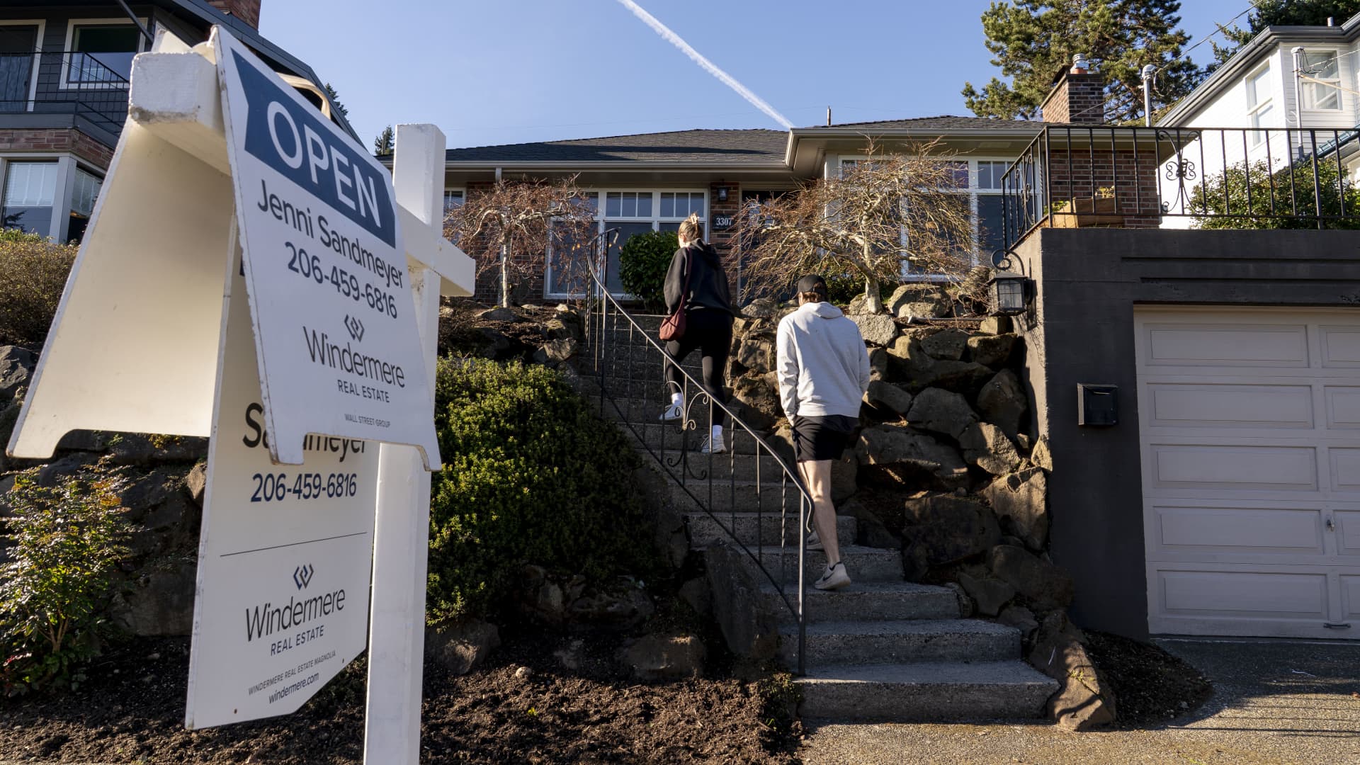 Mortgage rates hit lowest level in nearly 4 years, but homebuyers are still stuck on the sidelines