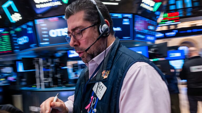 Treasury yields hold steady after as investors weigh new Trump tariffs