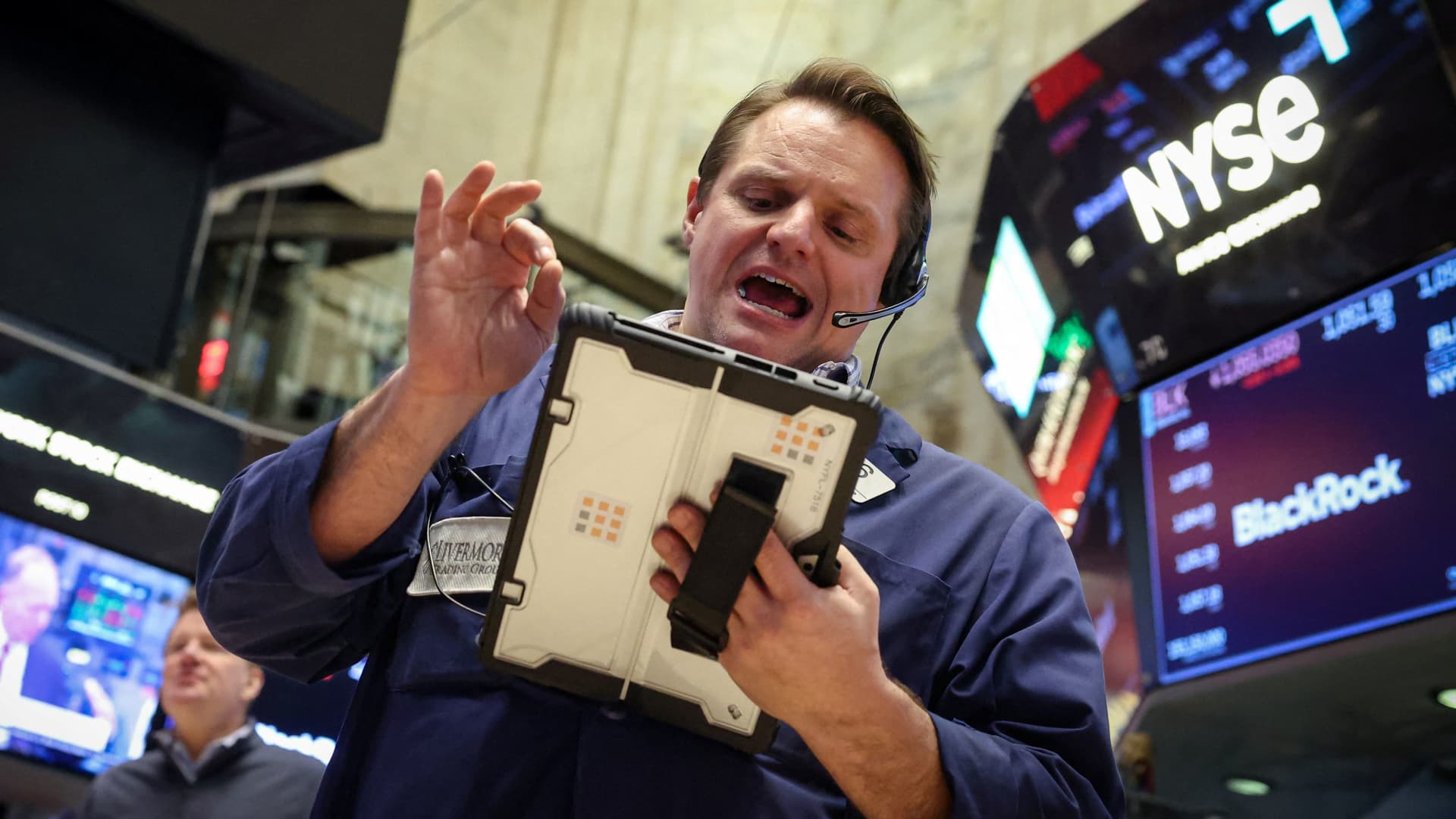 S&P 500 finds itself once again unable to surmount the 7,000 threshold