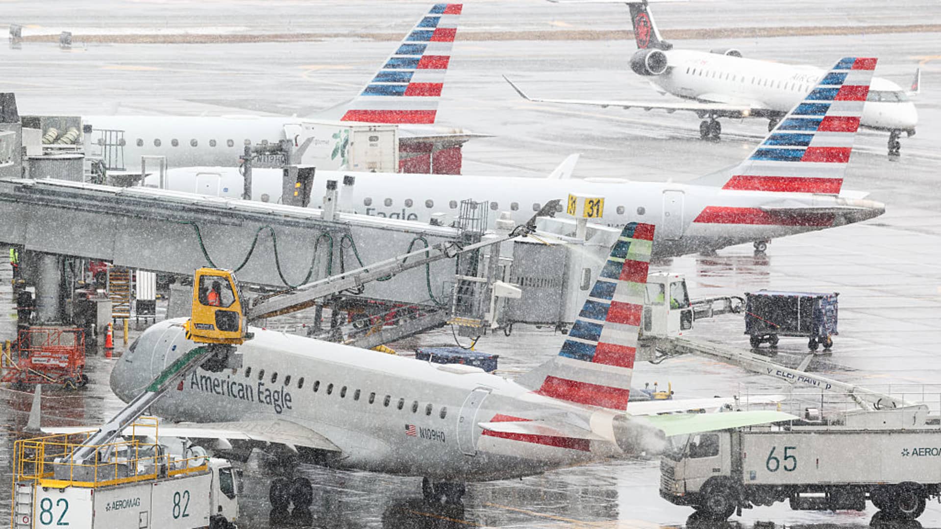 Blizzard cripples East Coast airports, canceling thousands of flights