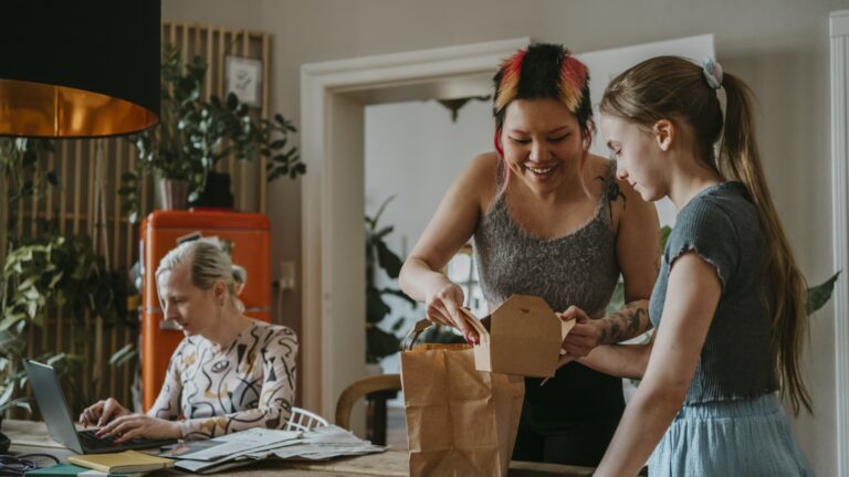 Need low-effort dinner ideas? These 5 credit cards help you save on takeout, delivery and meal kits