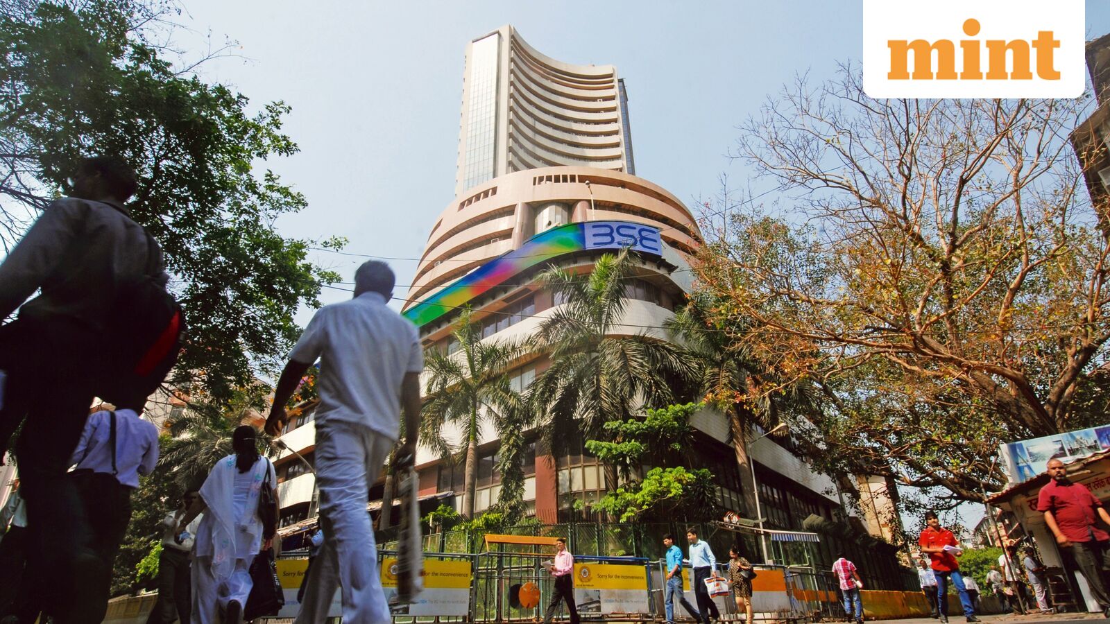 Stock Market Today LIVE: Sensex falls over 400 pts, Nifty 50 below 25,700; Hindalco, IndiGo, BEL down up to 3%