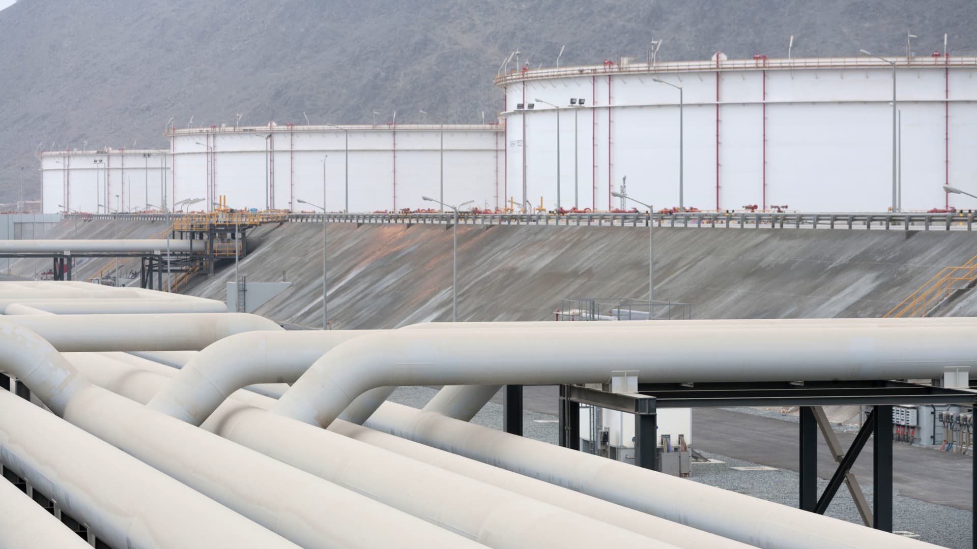 The two oil pipelines helping Saudi Arabia and UAE bypass the Strait of Hormuz