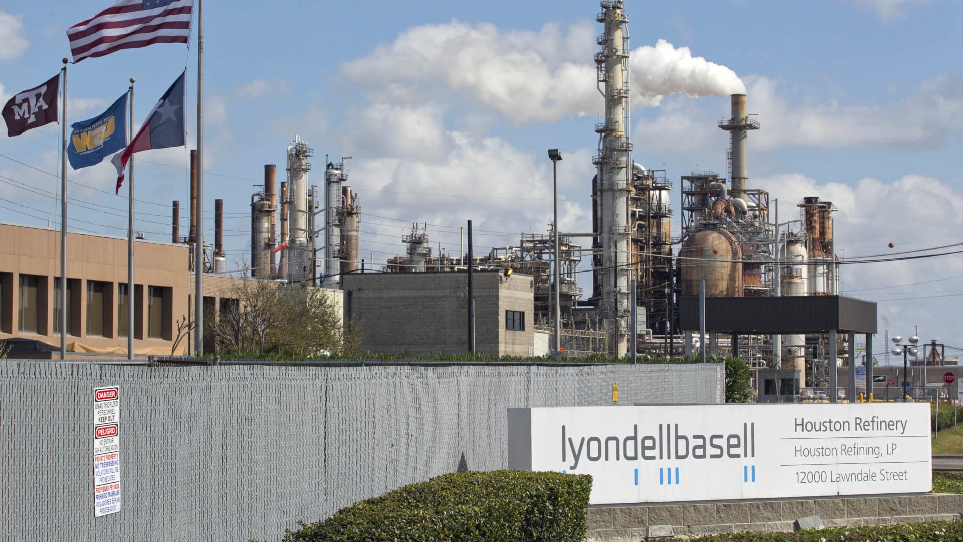 Original bullish options trade on LyondellBasell worked. Now it deserves another