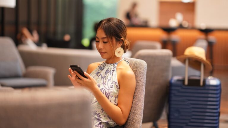Which credit cards come with access to Priority Pass airport lounges?