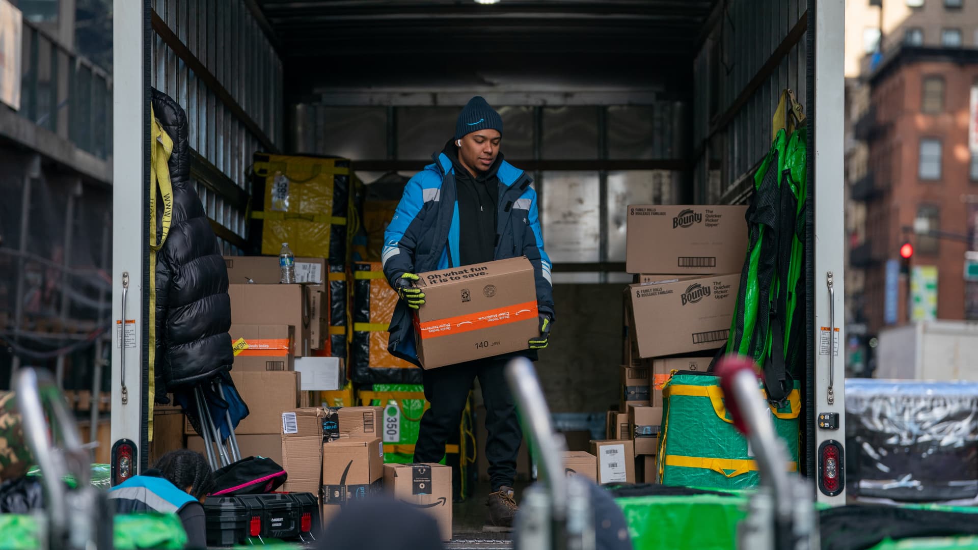 Amazon says U.S. Postal Service 'walked away at the eleventh hour' in negotiations