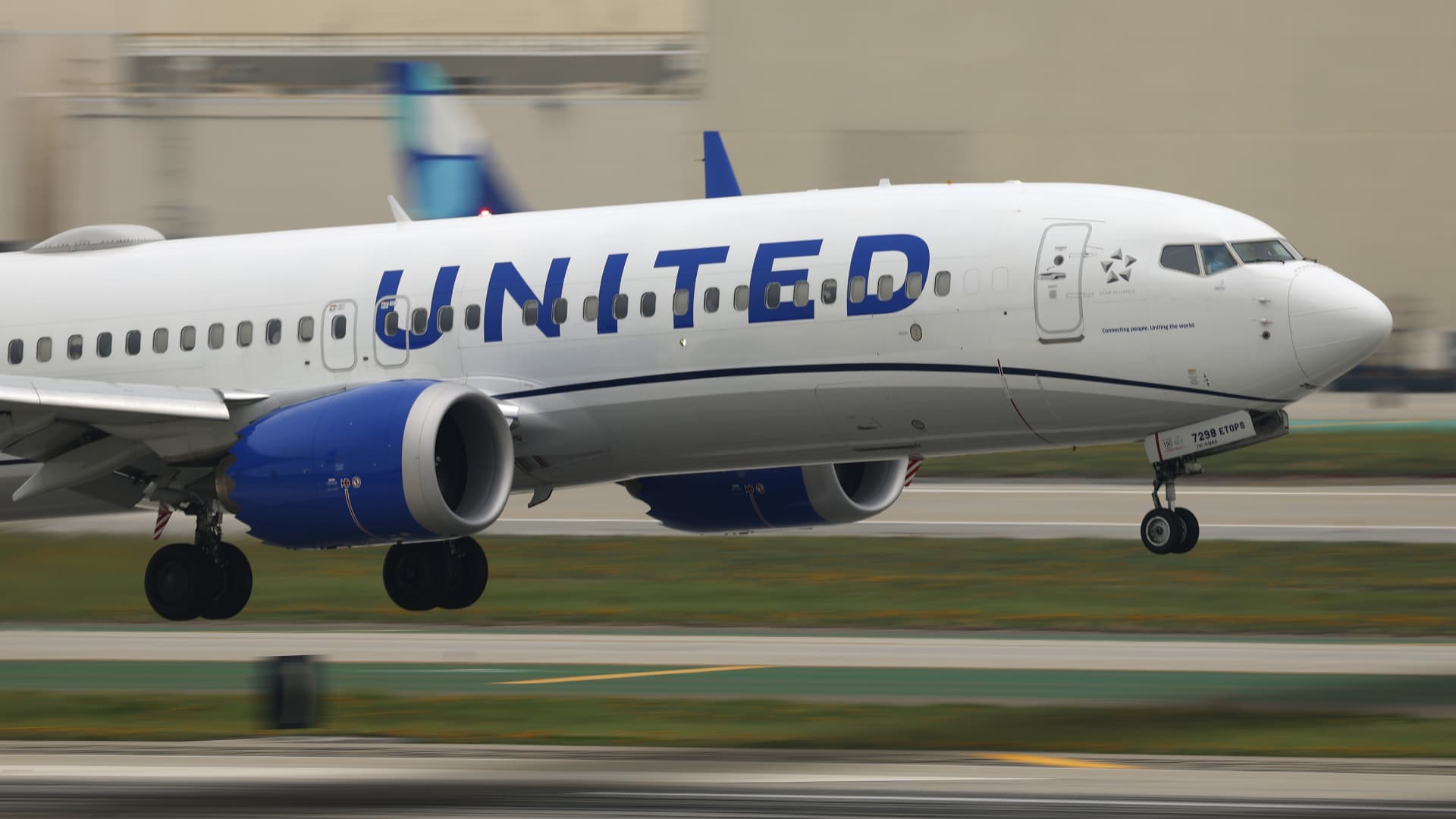 United Airlines to cut more flights as it eyes oil above $100 through 2027