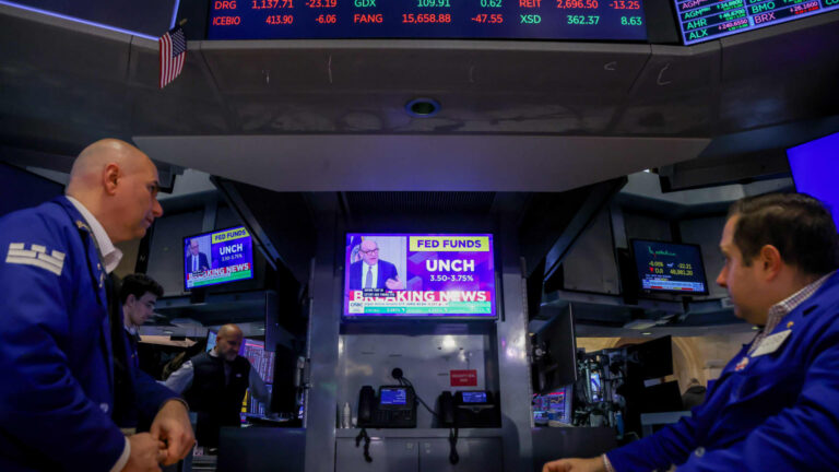 The stock market is quickly losing momentum and Fed decision won't help