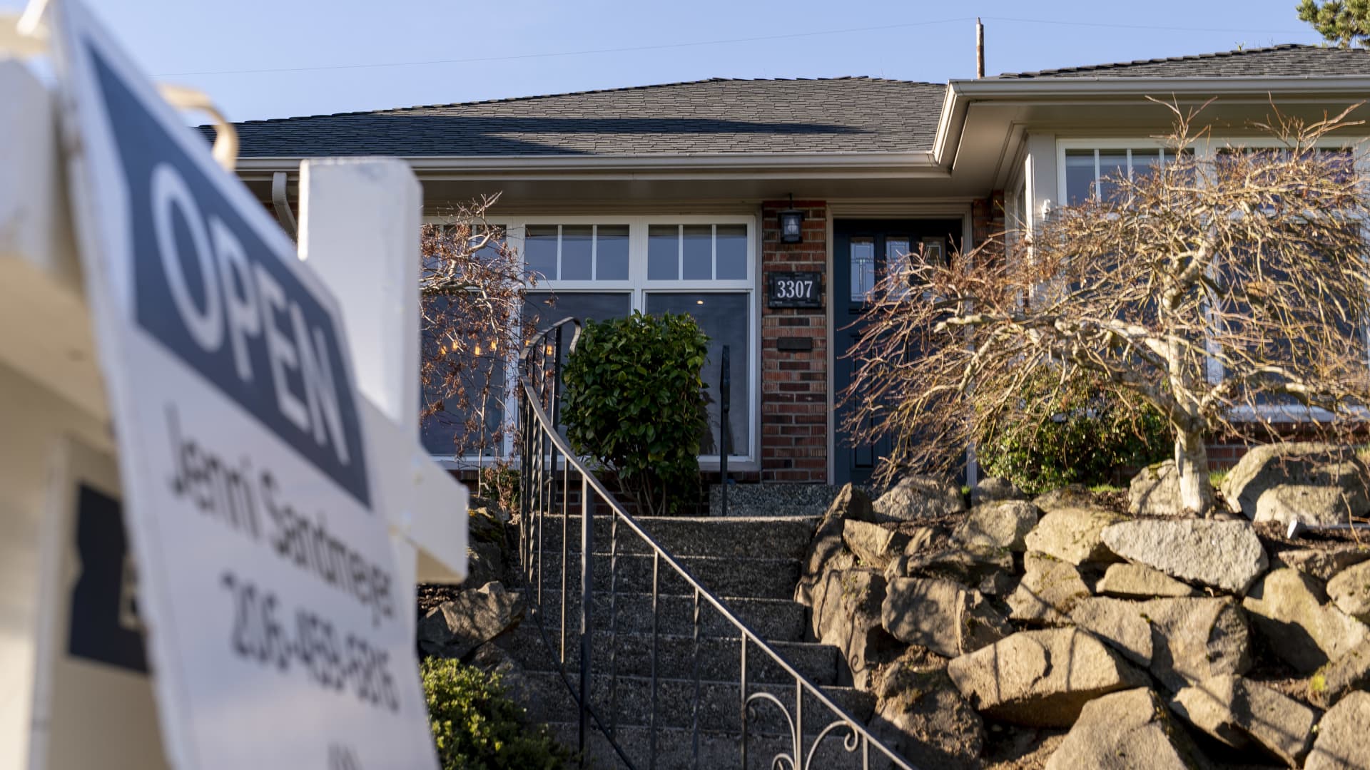 The war in Iran is pushing up mortgage rates. Here's how to lock in low borrowing costs