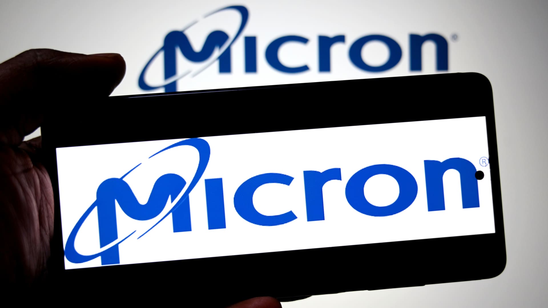 Micron falls more than 5% despite blockbuster earnings. Here's what market watchers are saying