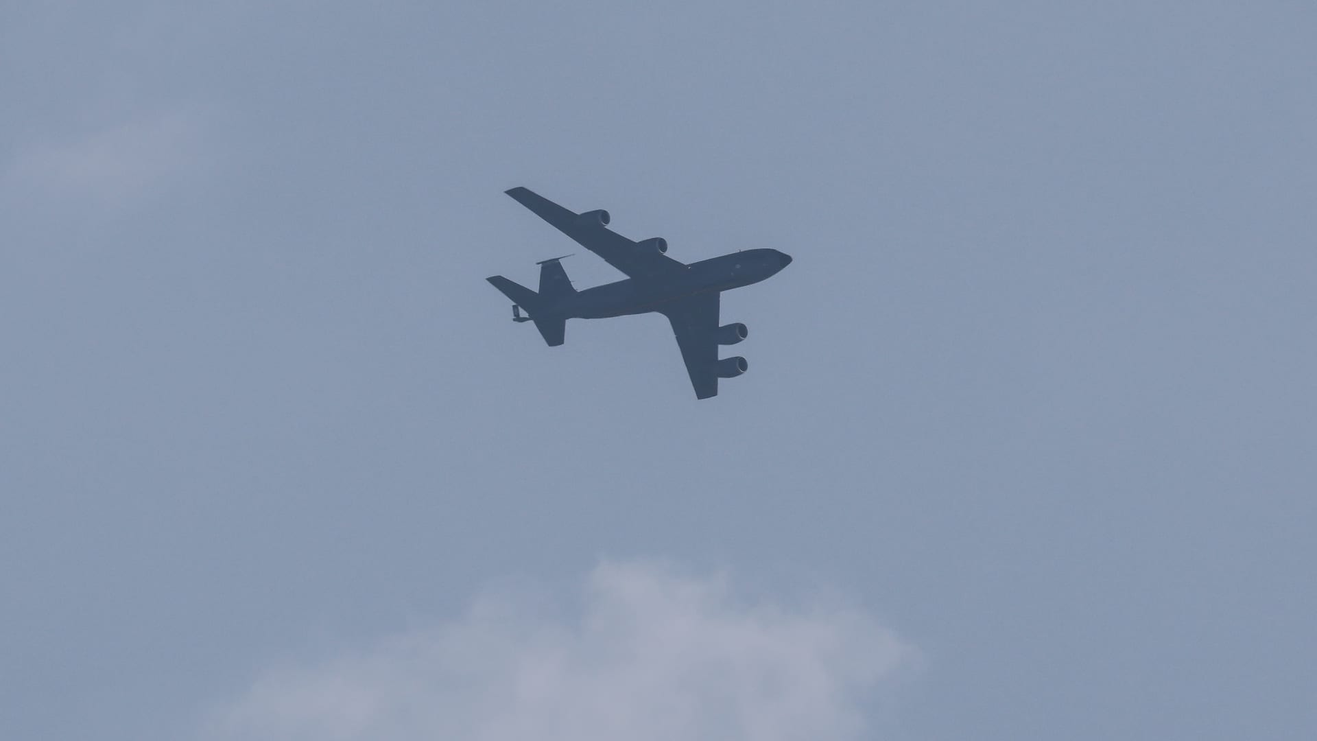 U.S. launches rescue efforts after military refueling plane crashes over Iraq