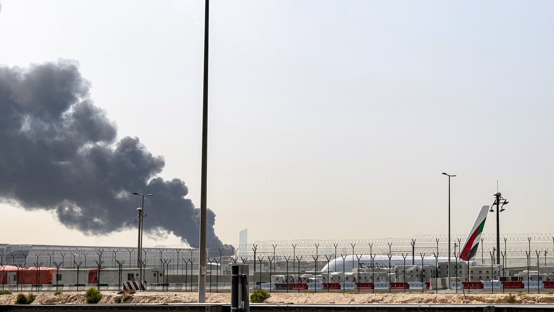 UAE temporarily closes airspace as Middle East war forces wider flight disruptions