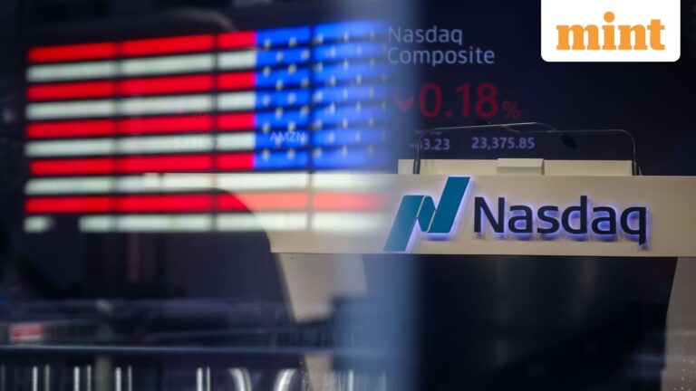 US stock market extends sell-off into second day; Nasdaq, Dow enter correction territory