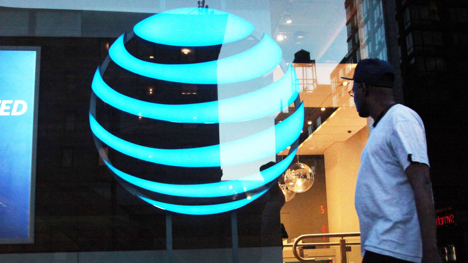 AT&T adds more wireless subscribers than expected as bundling pays off