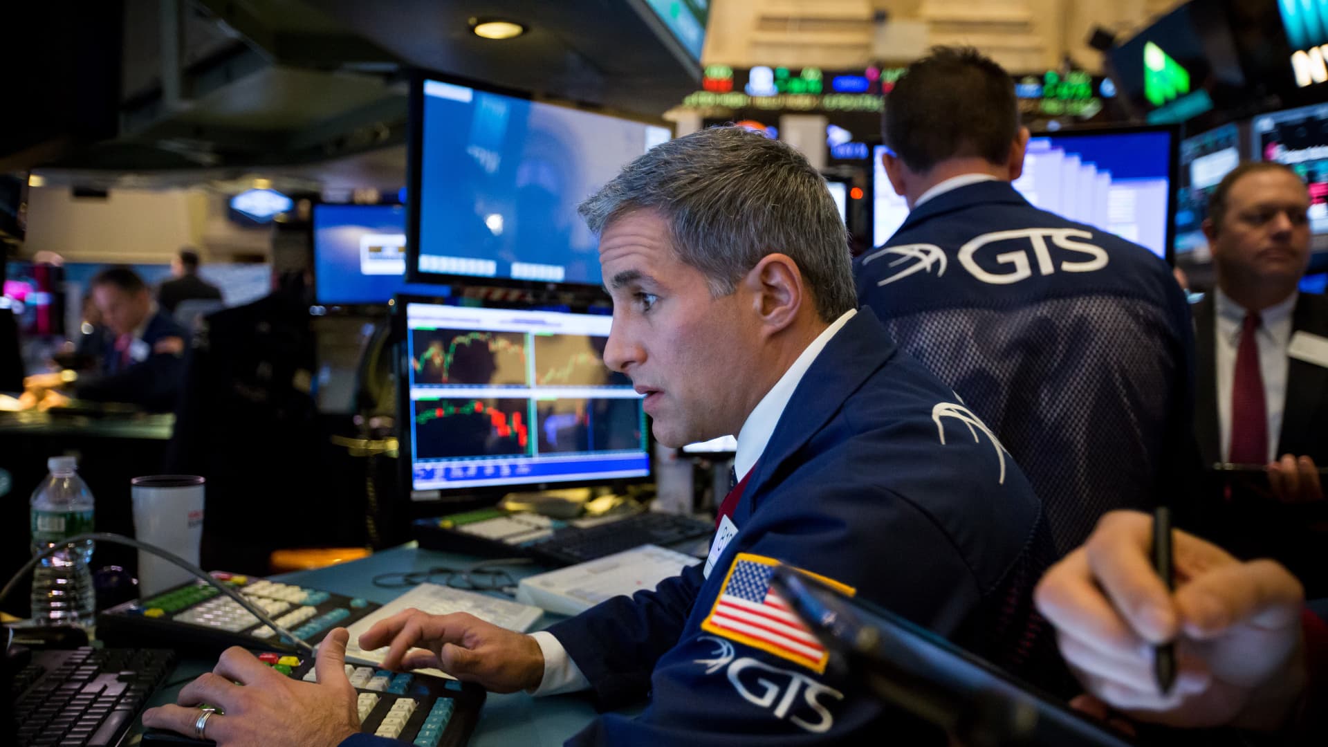 Cramer’s week ahead: Two key economic reports and earnings from Levi's, Delta