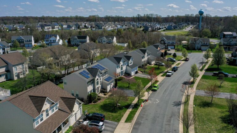 Mortgage applications rise as rates fall to one-month low