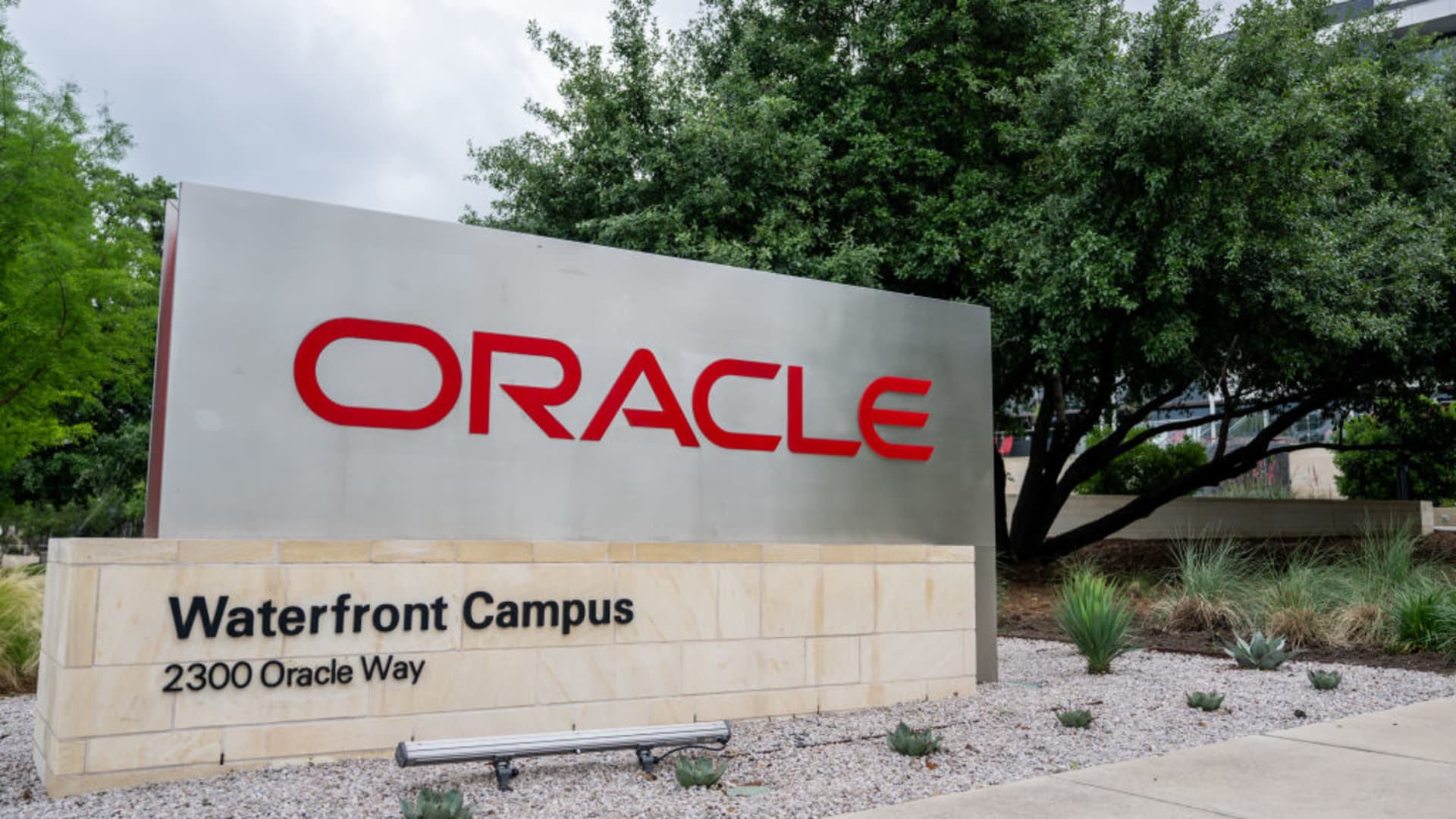 Oracle names Schneider Electric's Maxson as CFO amid soaring AI spending